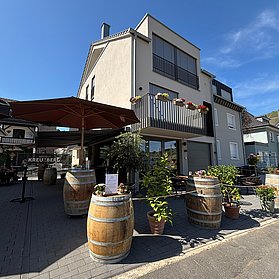 Weingut Kreuzberg in Dernau mit Außenbereich und Wein-Fässern, idealer Stopp auf der Natur-Genuss-Tour im Ahrtal.